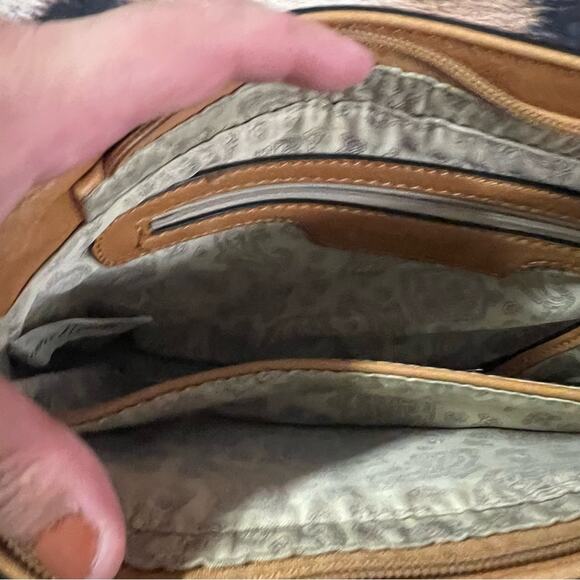 Simply Noelle Neutral Colorblock Crossbody or Shoulder Bag w/ Zipper Closures - Picture 7 of 14